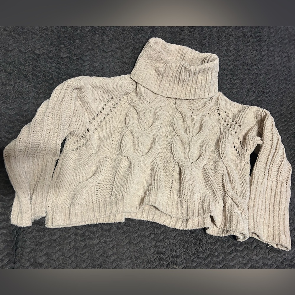 Moon & Madison cropped turtleneck sweater